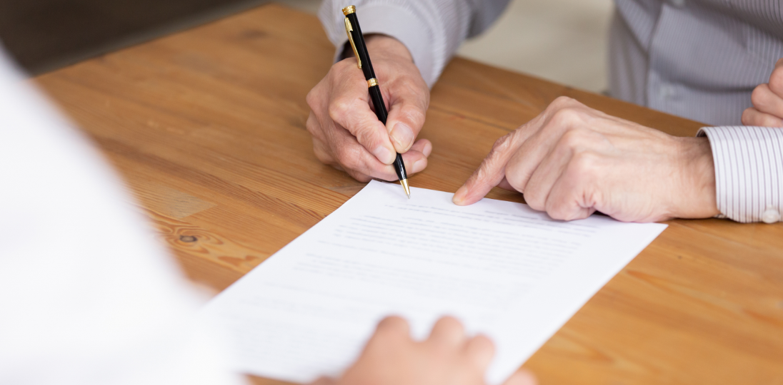 kağıda yazı yazan iki el