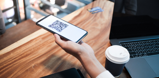 telefon ekranından karekod gösteren bir el