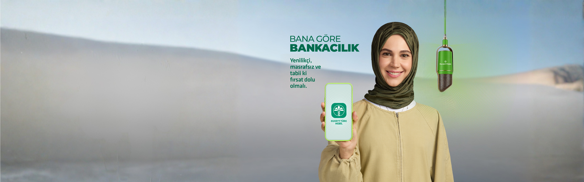 elinde telefon tutan genç kadın ve telefon ekranında Kuveyt Türk Mobil yazısı