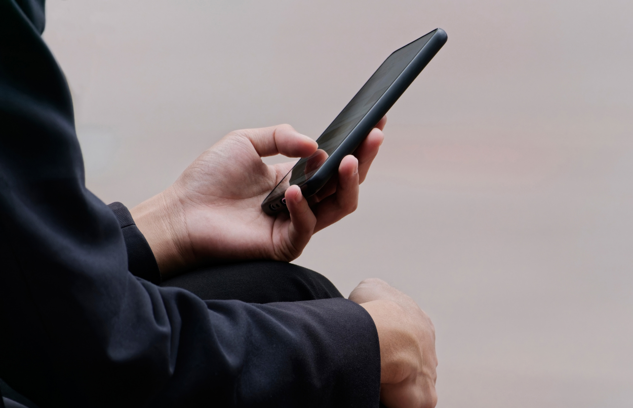 elinde telefon tutan kişi