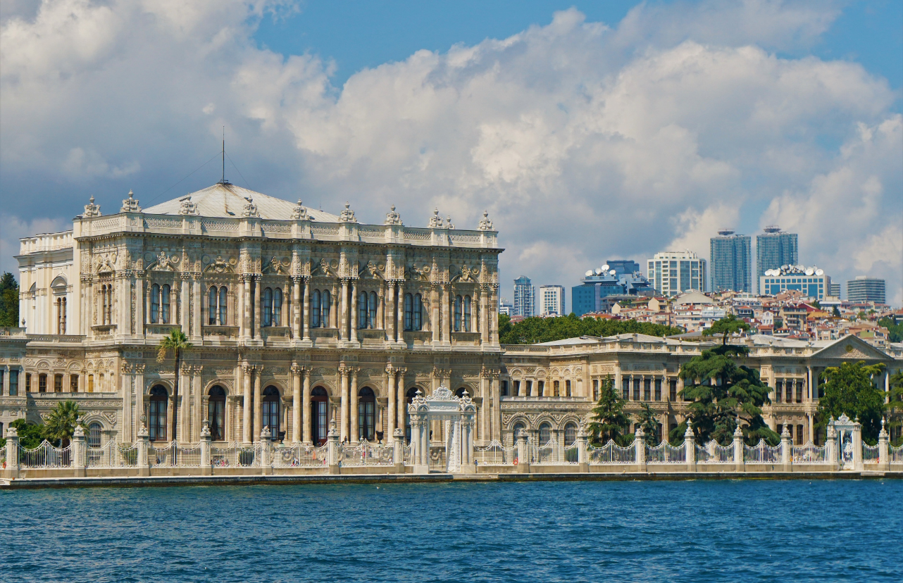 aydınlık bir günde denizden dolmabahçe sarayı 