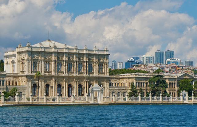 aydınlık bir günde denizden dolmabahçe sarayı 