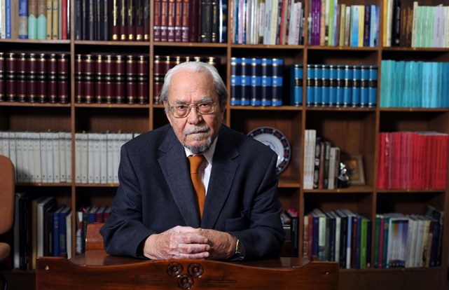 kütüphane önünde oturmuş halil inancık