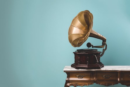 mavi zemin üzerinde bir konsol üzerinde duran gramofon