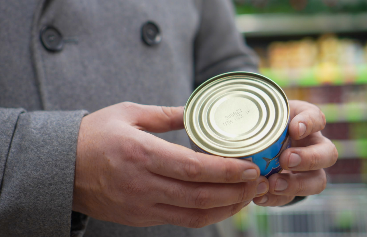 markette son tüketim tarihini kontrol eden kişi