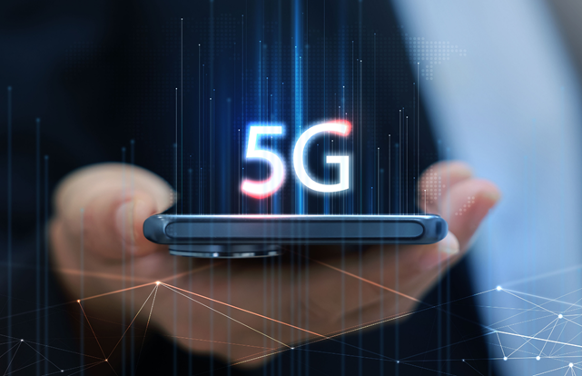 5g teknolojisi ve elinde telefon tutan kişi