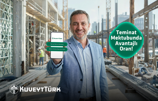 inşaat içerisinde elinde telefonunu gösteren iş insanı