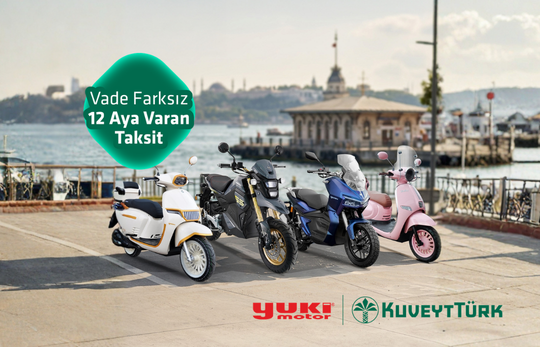 sahil kenarına park etmiş 4 farklı motosiklet