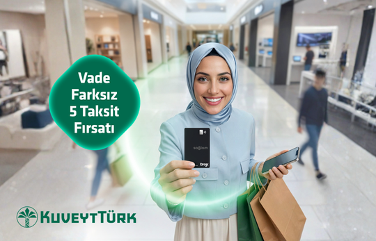 sağlam kartını gösteren alışveriş merkezinde alışveriş yapmış genç kadın
