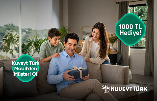 ev ortamında babasına hediye veren çocuk ve yanında annesi