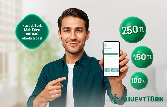 elindeki telefondan Kuveyt Türk Mobil uygulama giriş ekranını gösteren genç adam 
