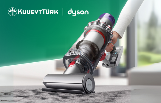 Dyson süpürge ile yatak üzerindeki tüyleri süpüren el