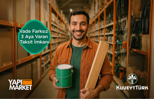 Yapı market içerisinde elinde boya kutusu ve ahşap tutan adam
