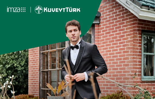 taş ev önünde damatlık giyinmiş genç adam