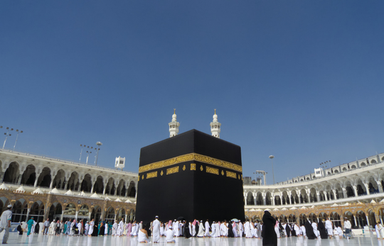 aydınlık bir günde kabe ve tavaf eden müslümanlar