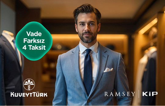 mağazada takım elbise giymiş genç adam