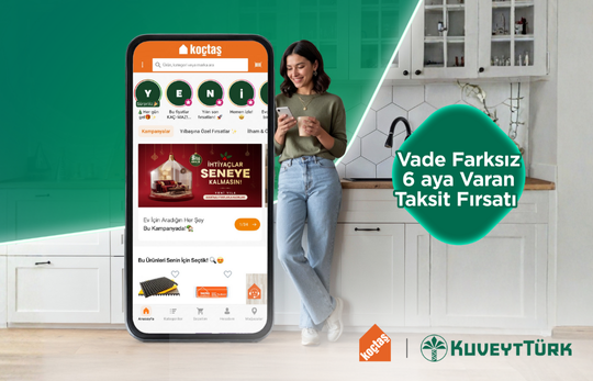 mutfak tezgahı önünde koçtaş uygulamasından alışveriş yapan kadın