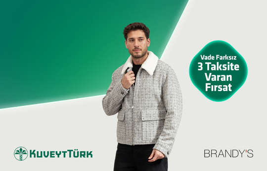 üzerindeki gri kabanın yakasını tutan genç adam