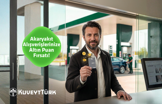 elinde sağlam business kart tutan erkek müşteri