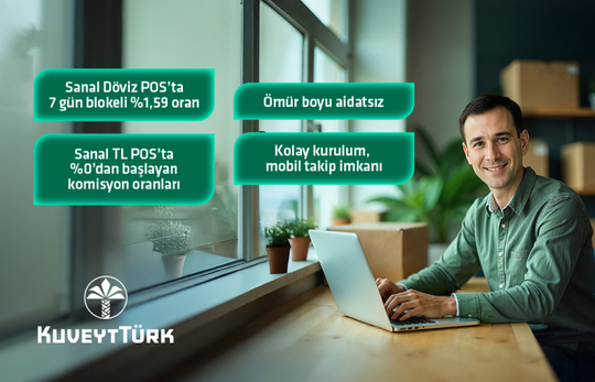 ofisinde bilgisayar başında gülümseyen e ihracatçı