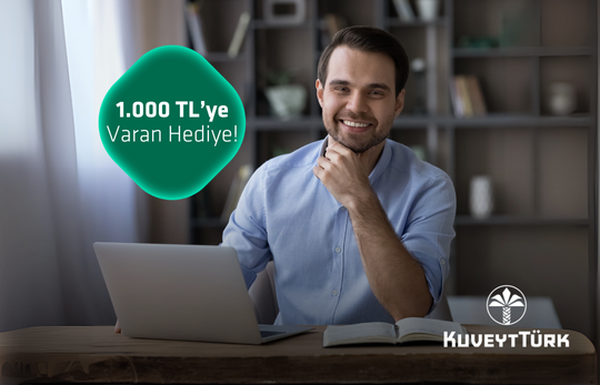 ofisinde bilgisayar başında oturup gülümseyen tüzel