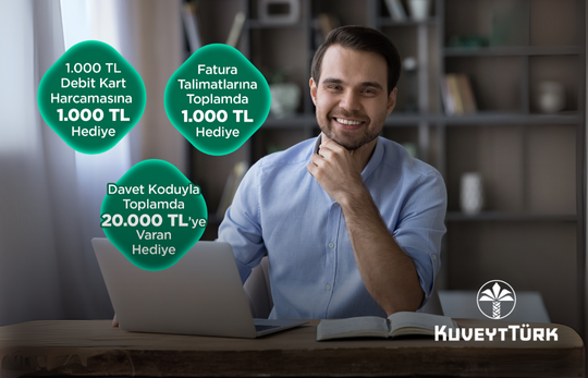 ofisinde bilgisayar başında gülümseyen tüzel firma sahibi