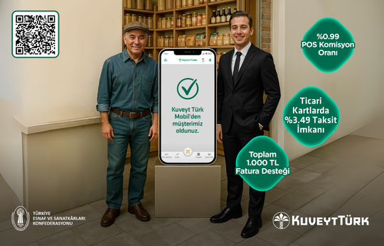 kuveyt türk mobil ekranı yanında duran profesyonel ve esnaf
