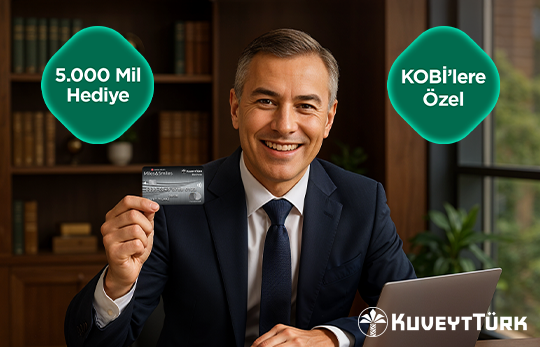 ofisinde elinde miles and smiles kartı tutup gülümseyen profesyonel