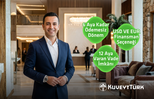 otel lobisinde takım elbiseli iş adamı