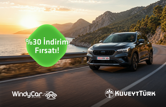 Windy Car'dan kiralanmış deniz kenarında ilerleyen araç