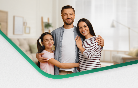 Ev ortamında sarılan aile resmi