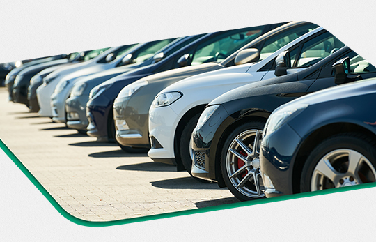 Araba otoparkında sıralı arabalar 