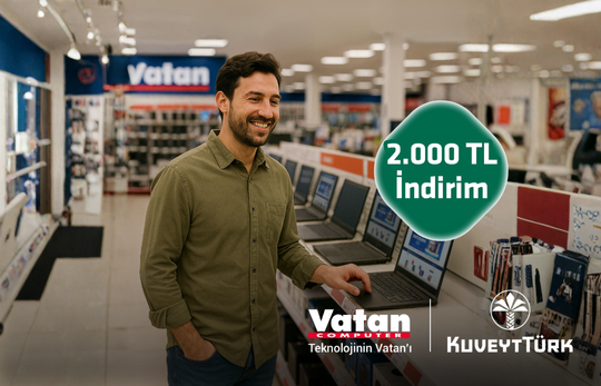 Elektronik mağazasında dizüstü bilgisayar inceleyen erkek