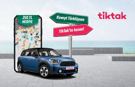 Akıllı telefon önünde park halindeki mavi otomobil 