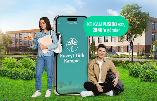 üniversite kampüsünde iki öğrenci dev telefon ekranının önünde