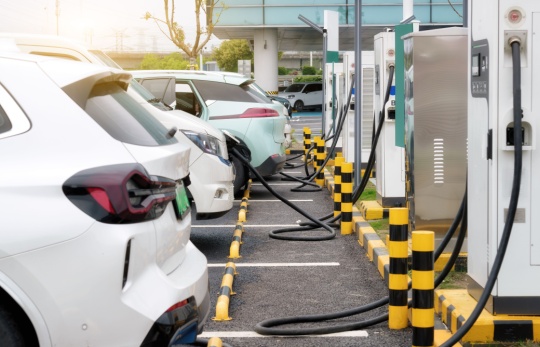 elektrikli araçların şarj istasyonunda şarj edildiği otopark