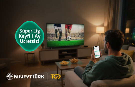 oturma odasında televizyon ekranında futbol maçı izleyen kişi
