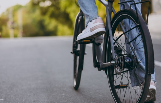 bisikler süren kişinin pedal çevirirken çekilmiş yakın plan görüntüsü
