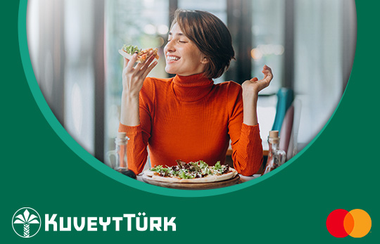 restoranda yemek yiyen ve pizza dilimi tutan kişi