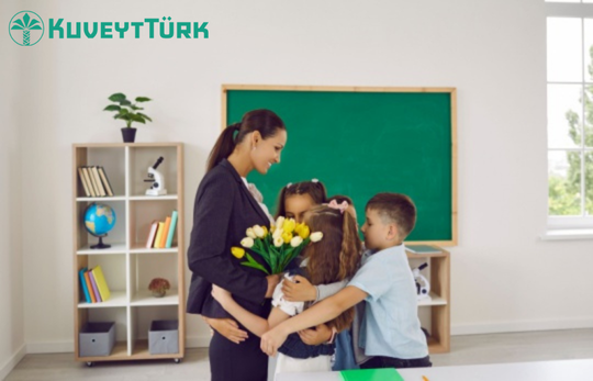 sınıf ortamında öğrencilerine sarılan öğretmen