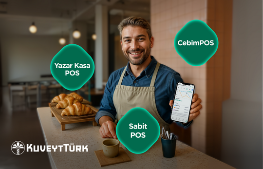 elindeki telefondan kuveyt türk mobil uygulama ekranını gösteren pastanede satış görevlisi