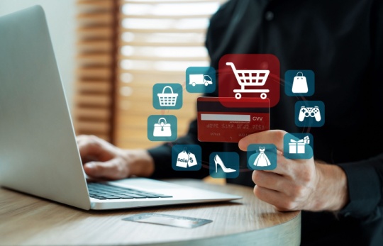 bilgisayardan online alışveriş yapan kişi ve alışveriş ikonları