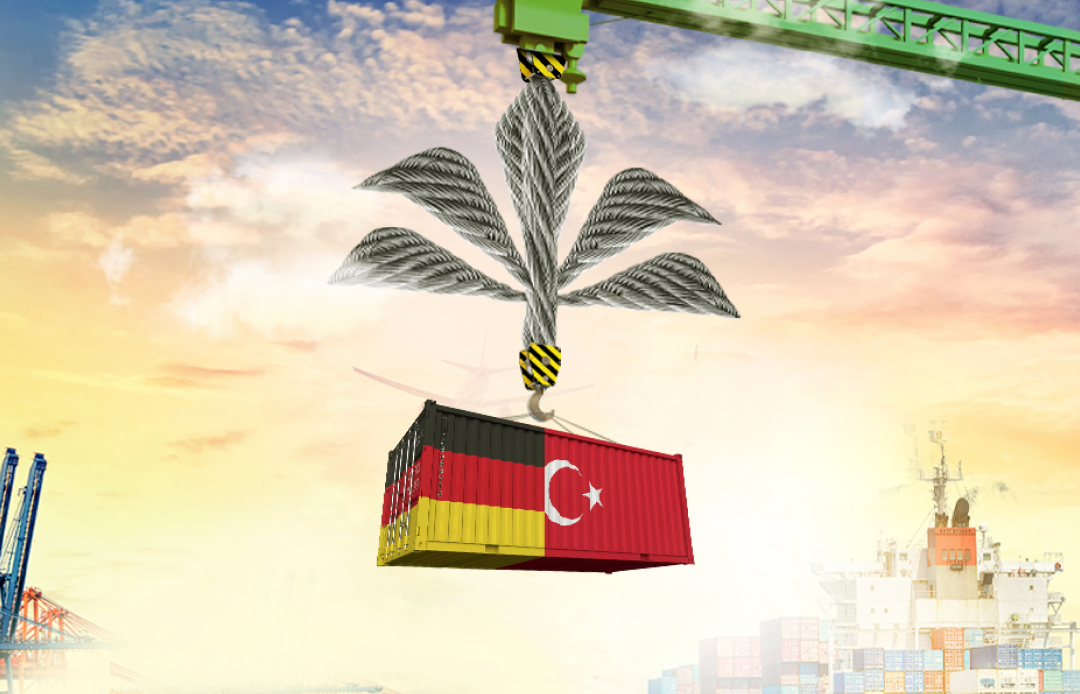 Türk ve Alman Bayrakları renklerine boyanmış konteyneri taşıyan vinç 