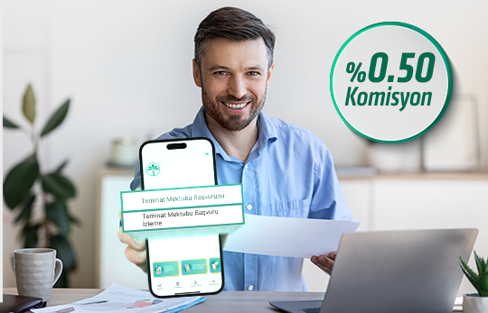 elindeki telefondan kuveyt türk mobil uygulamada teminat mektubu başvurusu ekranını gösteren kişi