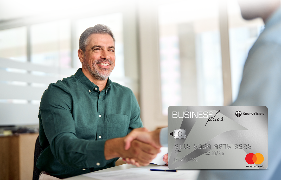 Business Plus Kart ve el sıkışan iş insanları