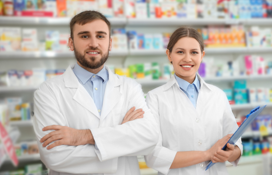 eczanede genç eczacı erkek ve kadın
