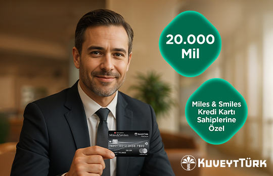 elinde Miles&amp;Smiles Business kredi kartı tutan takım elbiseli iş insanı