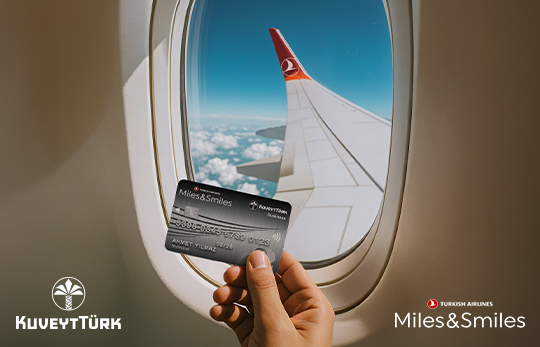 uçakta cam önünde elinde tutulan Miles&amp;smiles business kredi kartı