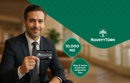 elinde Miles&amp;Smiles Business kredi kartı tutan takım elbiseli iş insanı
