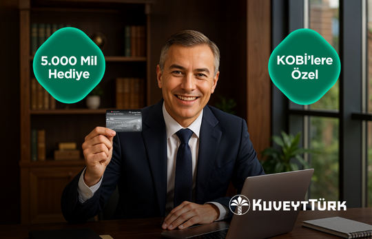 çalışma masası önünde elinde Miles&amp;Smiles Business kartı tutan takım elbiseli iş insanı
